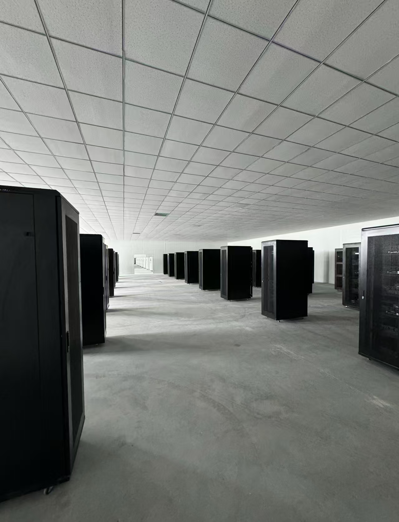 达索时代 · 包头算力基地 机房内部